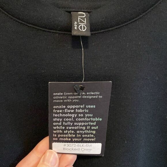 Onzie Flow Blocked Crew sweatshirt. S/M. Black and white. - Picture 3 of 5